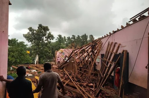 ಸರ್ಕಾರಿ ಶಾಲೆಯ ಮೇಲ್ಛಾವಣಿ ಕುಸಿತ : ನಾಲ್ಕು ಮಕ್ಕಳಿಗೆ ಗಾಯ..!