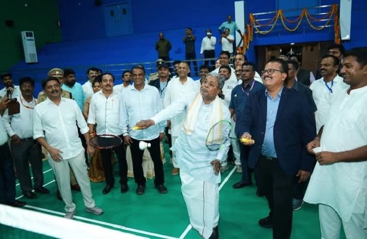 ಮಂಗಳೂರು : ಬ್ಯಾಡ್ಮಿಂಟನ್’ ಆಡಿದ CM ಸಿದ್ದರಾಮಯ್ಯ.!
